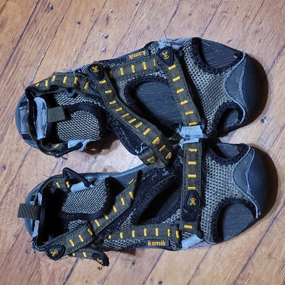 Kamik size 2 green/yellow lines